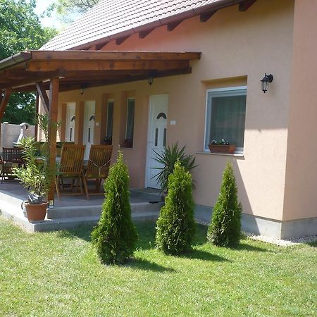 Eszter Apartmanhaz Hajduszoboszlo Exterior photo